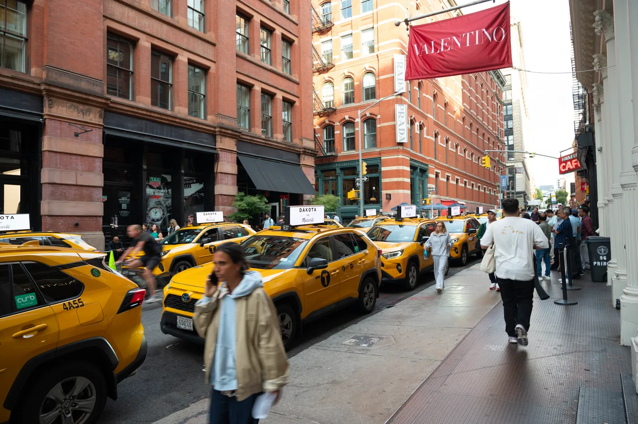 Madewell running on a static top swarm at Prince Street, SoHo, New York, 2025